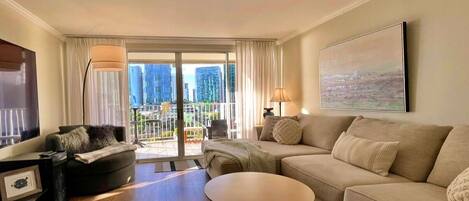 TV connectée, livres, médiathèque