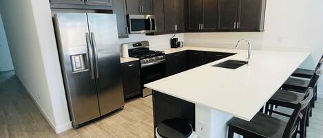 Microondas, horno, parrilla de estufa y lavavajillas