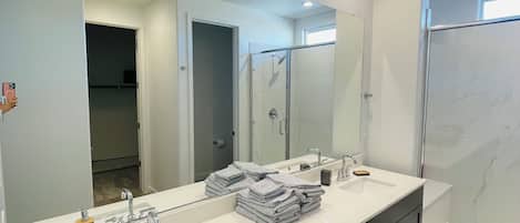 Douche, sĂšche-cheveux, serviettes fournies, savon