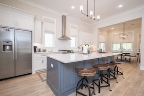 ثلاجة، ميكروويف، فرن، موقد طهي مسطح