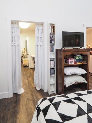 1 dormitorio, escritorio, tabla de planchar con plancha y wifi gratis