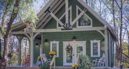 Peaceful A-Frame Cottage in the Woods / 10 minutes from Amish Country
