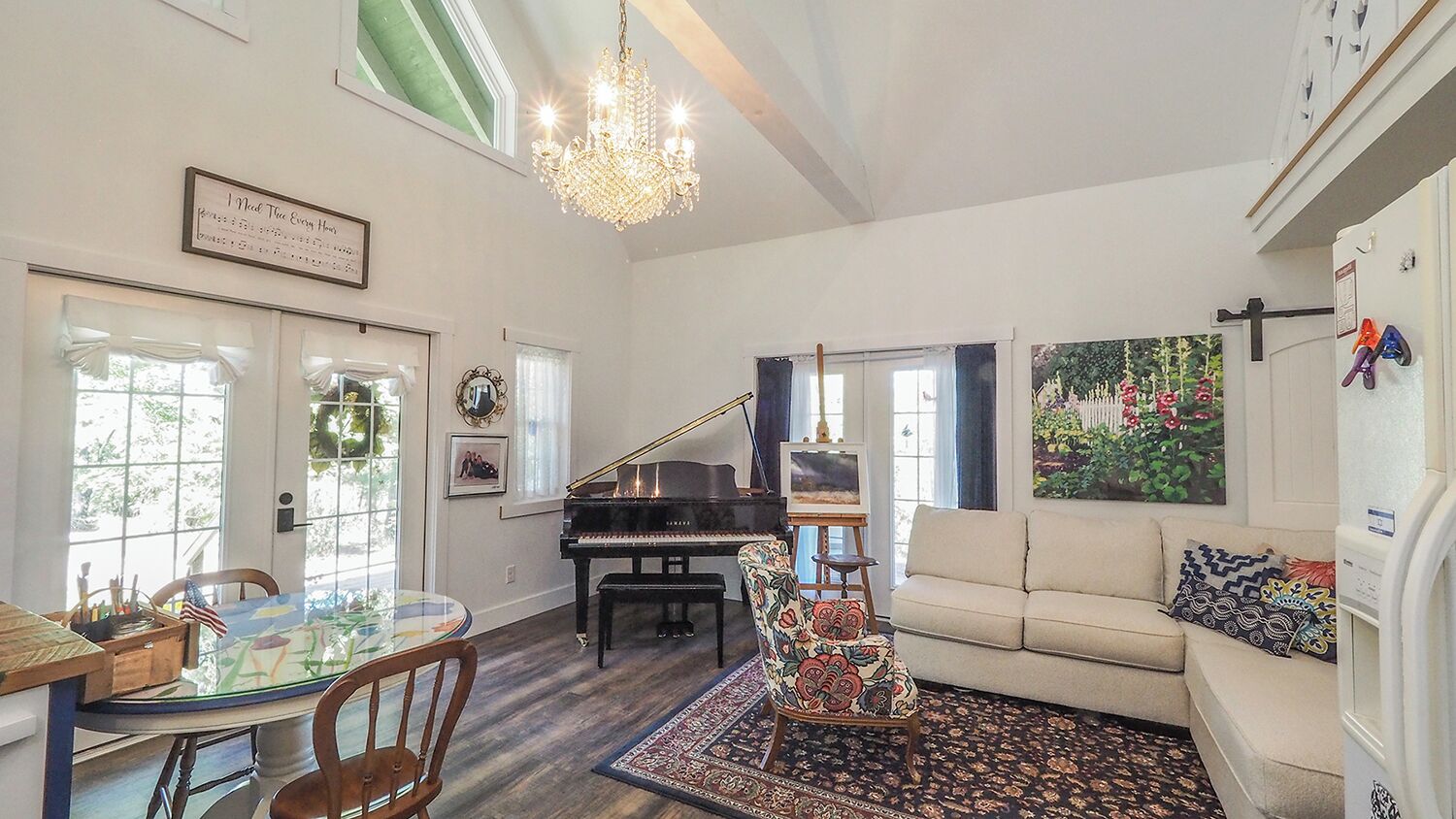 Televisión, reproductor de DVD y libros 