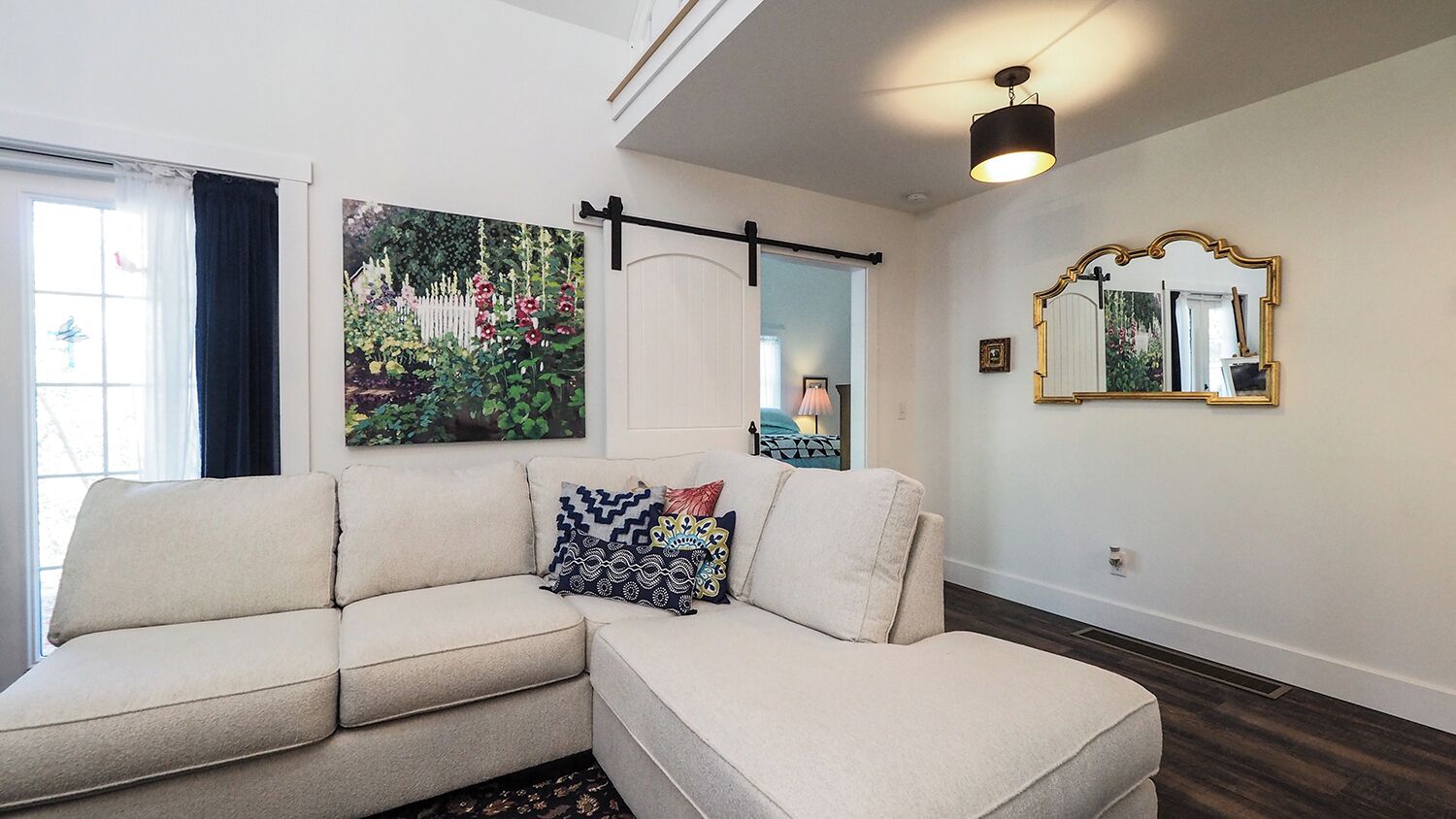 Télévision, lecteur de DVD, livres