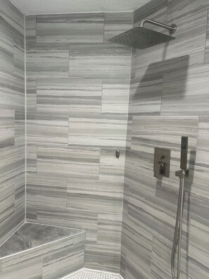 Een douche, een haardroger, handdoeken, zeep