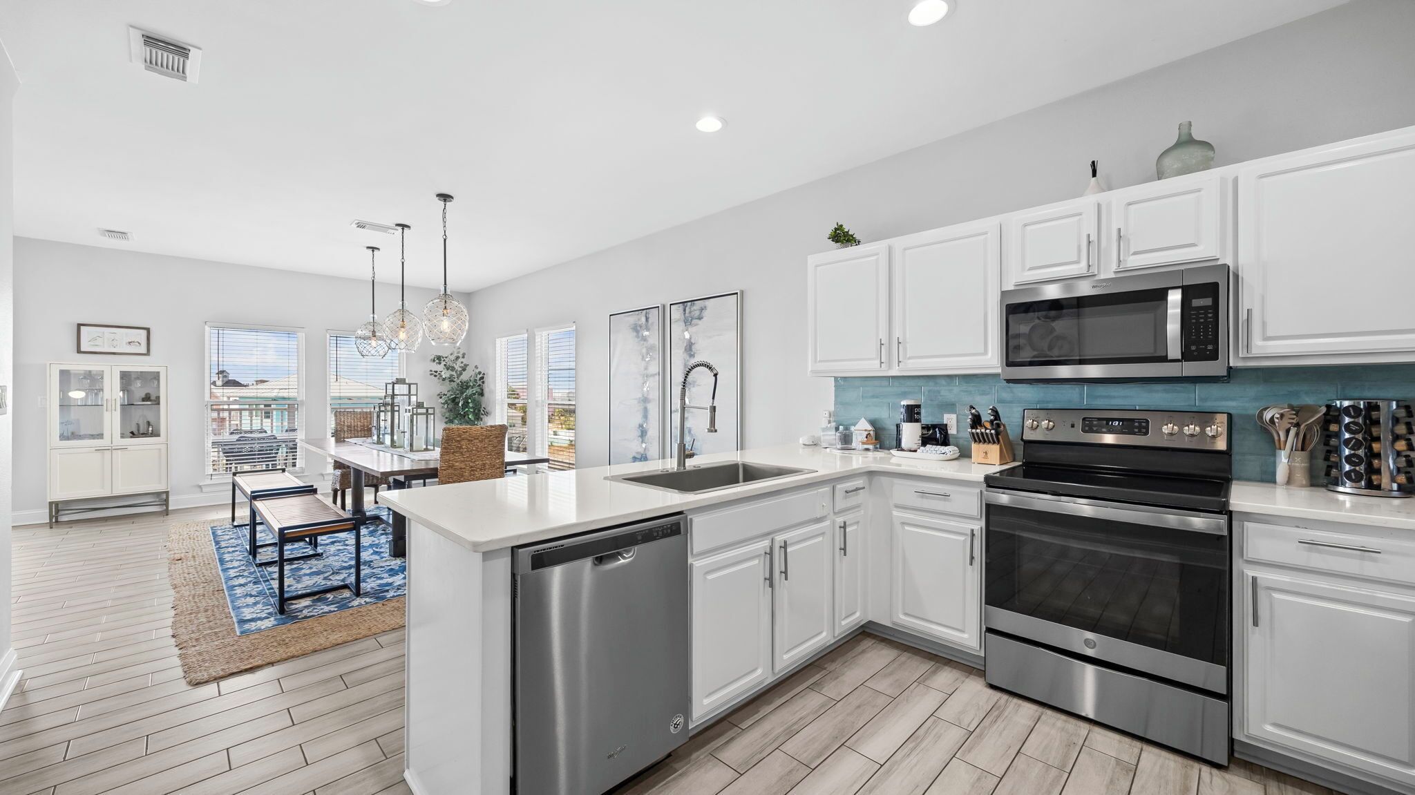 Réfrigérateur, four à micro-ondes, un four, surface de cuisson