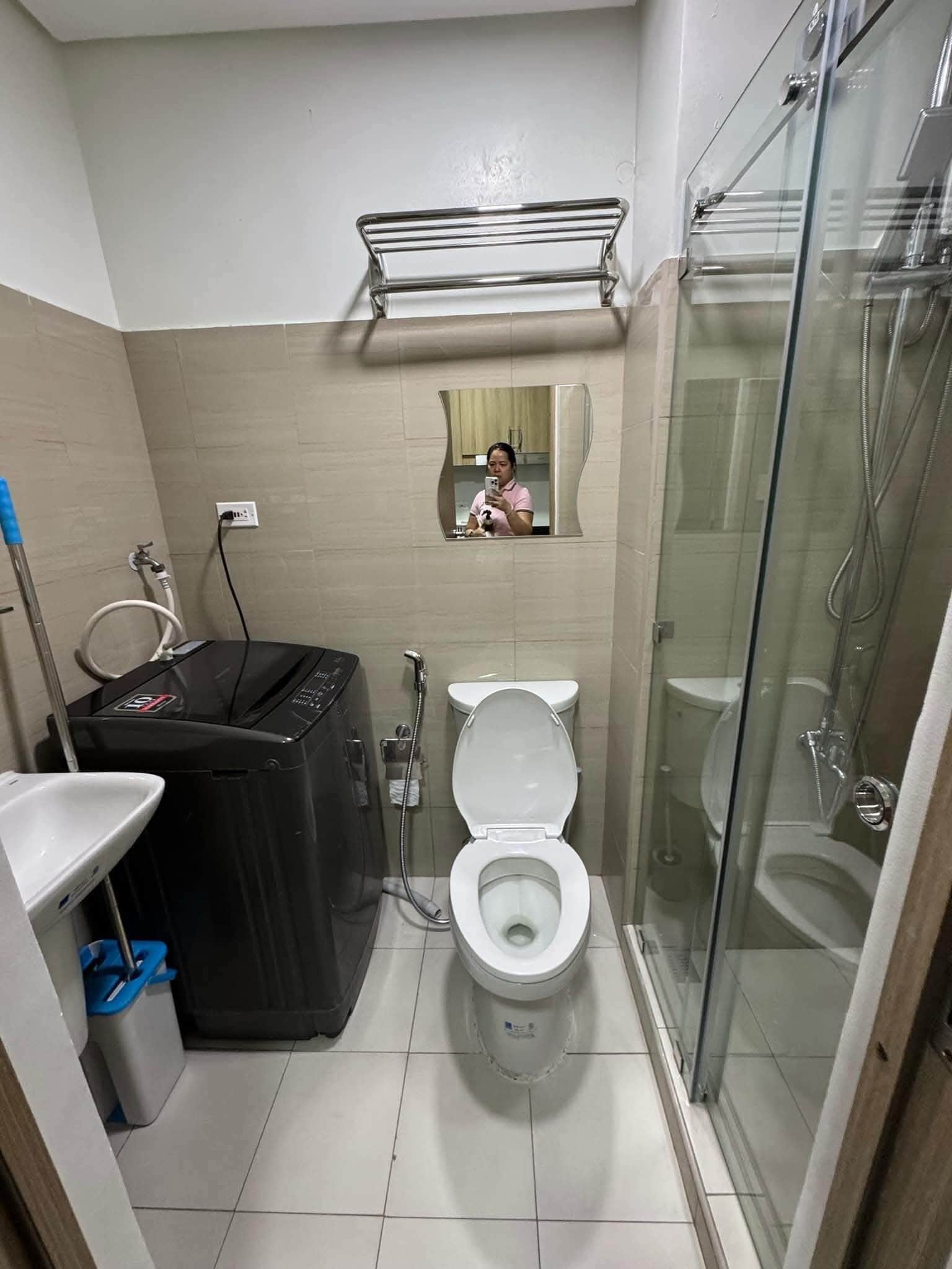 Shower, free toiletries, towels, soap