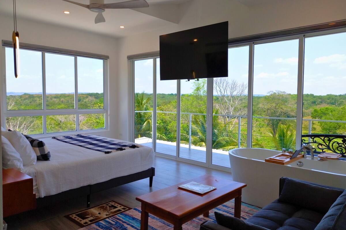 Phòng Suite trăng mật, ban công, quang cảnh đồi núi | Két bảo mật tại phòng, màn/rèm cản sáng, bàn ủi/dụng cụ ủi quần áo