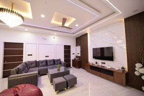 Smart TV, fireplace
