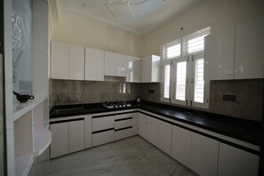 冰箱、炉灶、调味品、纸巾