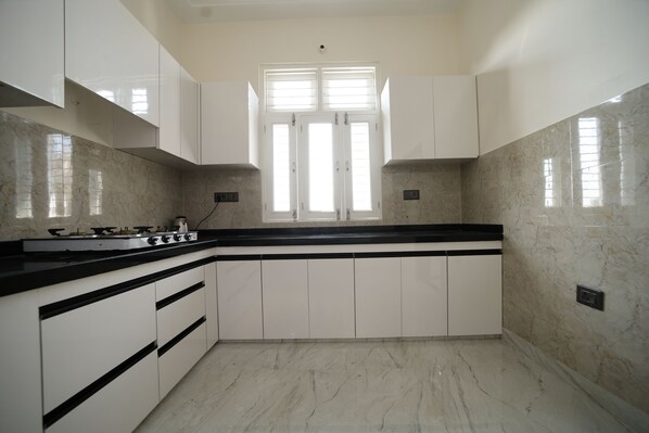 Jääkaappi, liesi, mausteet, talouspaperi