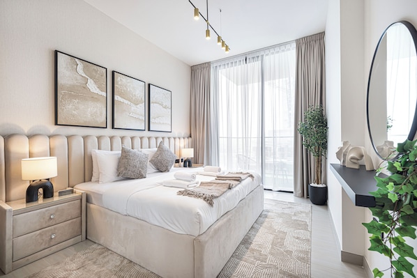 ستائر تعتيم وتجهيزات عازلة للصوت ومكواة/لوح كي وواي فاي مجانًا