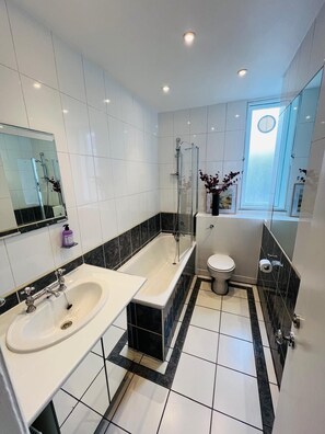 Hair dryer, towels, soap, toilet paper - Spacious  elegance - walk to Hyde Park, Notting Hill, foodie & transport ideal (London)