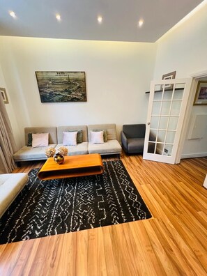 Living area - Spacious  elegance - walk to Hyde Park, Notting Hill, foodie & transport ideal (London)