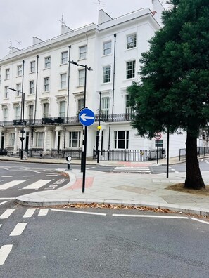 Exterior - Spacious  elegance - walk to Hyde Park, Notting Hill, foodie & transport ideal (London)