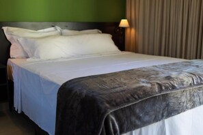 Deluxe suite, balkon, uitzicht op de binnenplaats | Een strijkplank/strijkijzer, gratis wifi