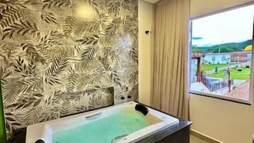 Deluxe Suite, Balcony, Courtyard View | Interior