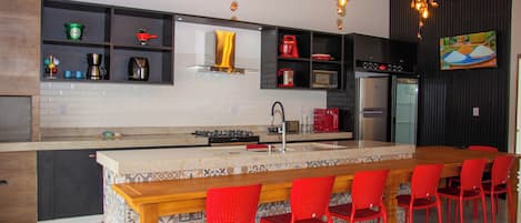 Familie-alpehytte, bakgårdsutsikt | Strykejern/-brett og wi-fi (inkludert)