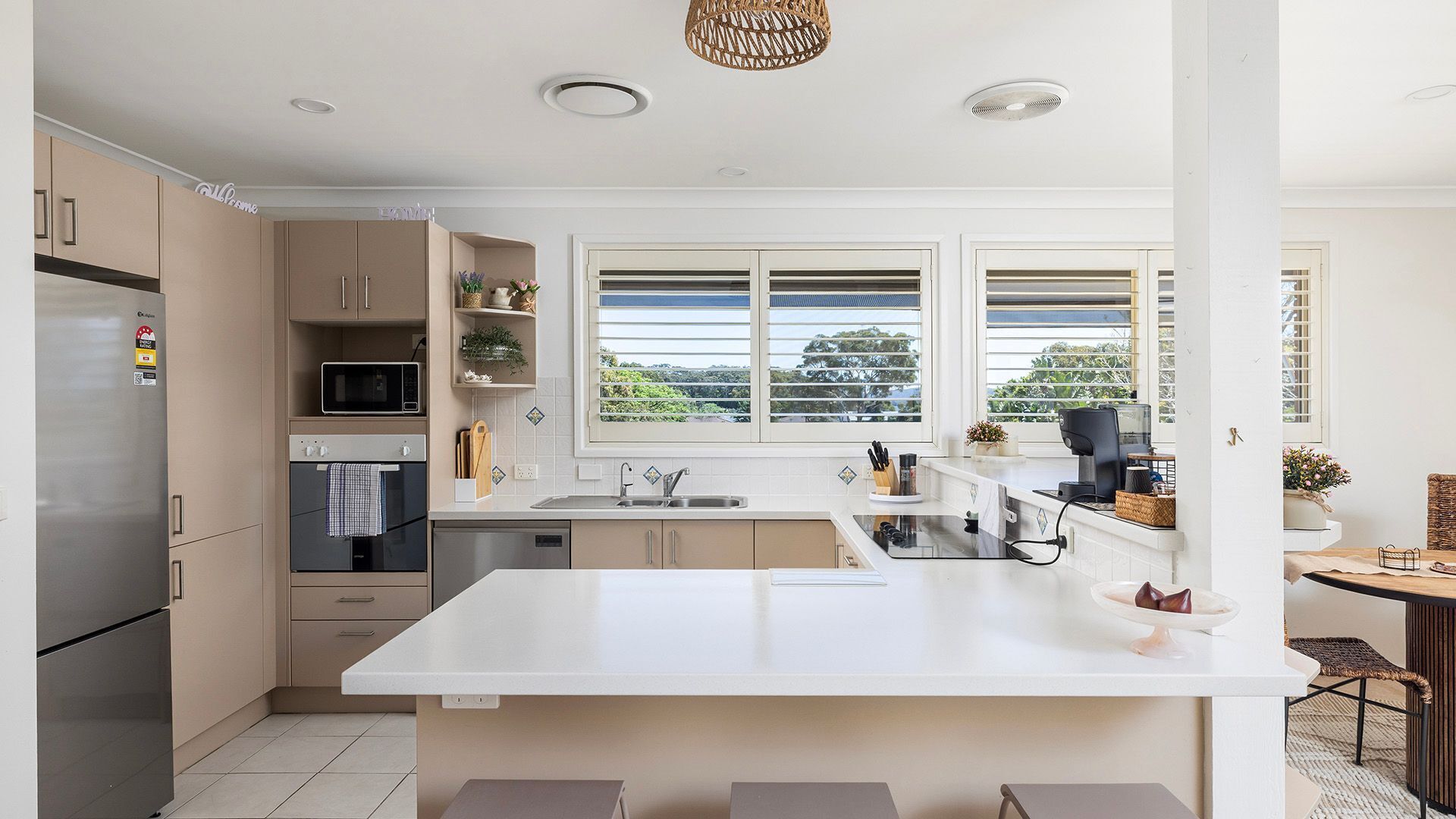 ثلاجة، ميكروويف، فرن، موقد طهي مسطح