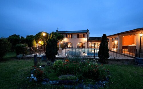La Bastide les Basses Royères offers seasonal rentals of a house with a swimming