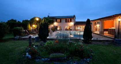 La Bastide les Basses Royères offers seasonal rentals of a house with a swimming