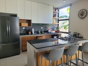 冷蔵庫、電子レンジ、オーブン、コンロ