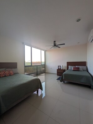 2 habitaciones, escritorio, tabla de planchar con plancha y wifi gratis 