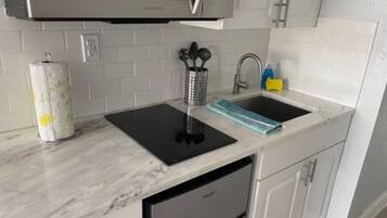 Een magnetron, een koffiezetapparaat/waterkoker, een broodrooster