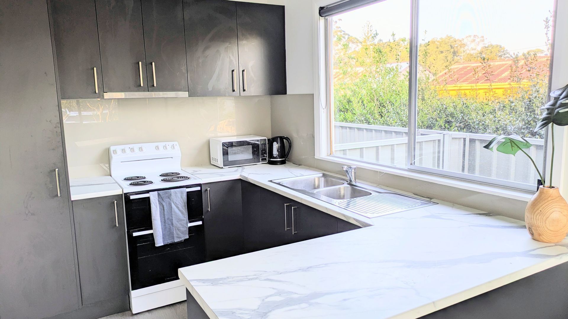 ثلاجة، ميكروويف، فرن، موقد طهي مسطح