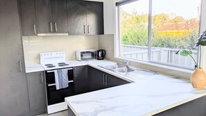 ثلاجة، ميكروويف، فرن، موقد طهي مسطح