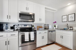 Fridge, microwave, oven, stovetop - The Lavender Loft: Cozy & Chic (Westworth Village)
