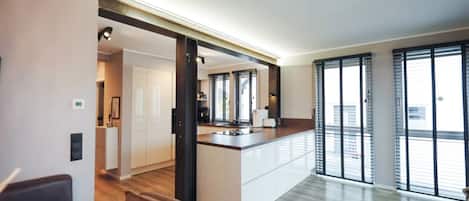 Réfrigérateur, micro-ondes, four, plaque de cuisson