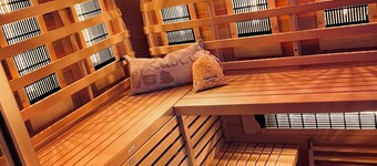 Large semi-detached house with sauna, pool & garden