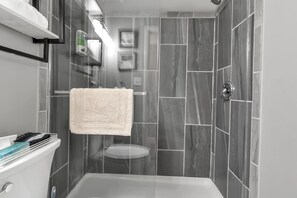 Secadora de cabello, toallas, jabón, papel de baño 