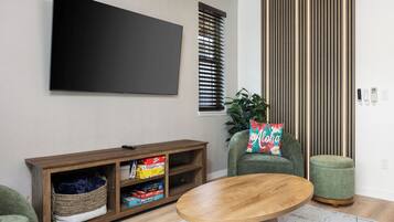 Een smart-tv, videogames, tafelvoetbal en een tafeltennistafel