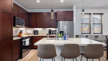 Køleskab, mikrobølgeovn, ovn, kogeplade