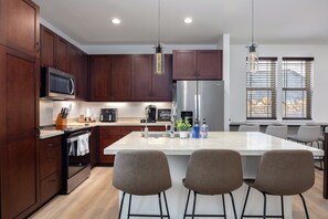 Frigorífic, microones, forn i placa de cuina 