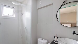 A modern bathroom with a shower, toilet, and sink. - Your Exclusive Stay in Blumenau, 350m From Vila Germanica - Ocns (Blumenau)