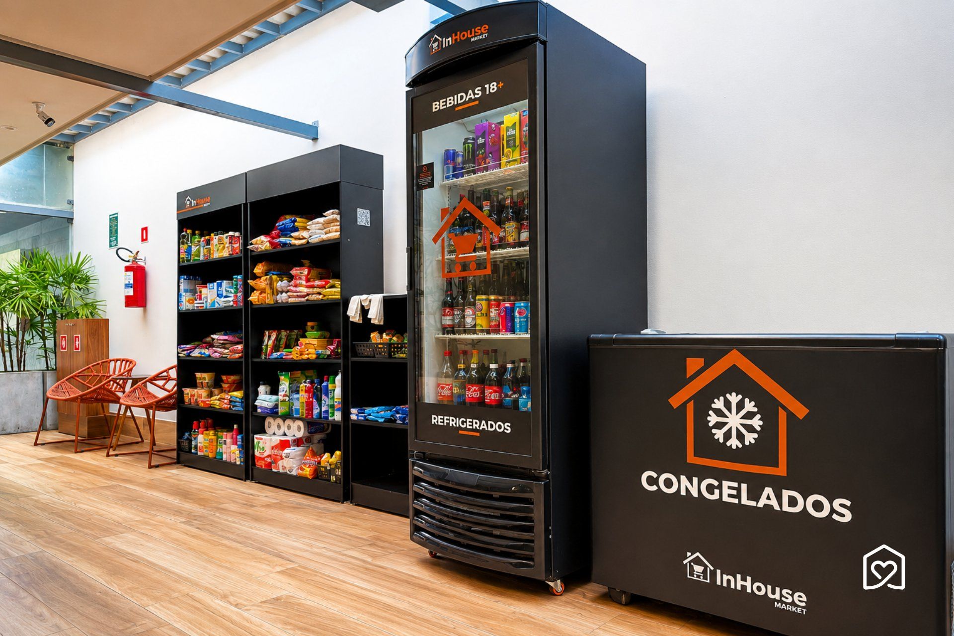 Una estación de bebidas autoservicio con bebidas refrigeradas y un cartel que indica 'CONGELADOS' para bebidas frías.