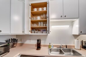 ثلاجة، ميكروويف، فرن، موقد طهي مسطح