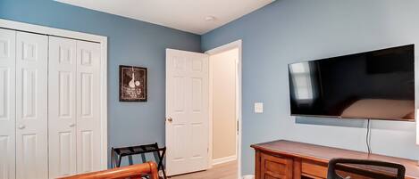 Een strijkplank/strijkijzer, gratis wifi, beddengoed