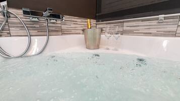 Dusche, Whirlpool, Haartrockner, Bidet