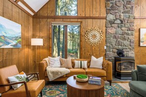 智能电视、壁炉、桌上足球、书