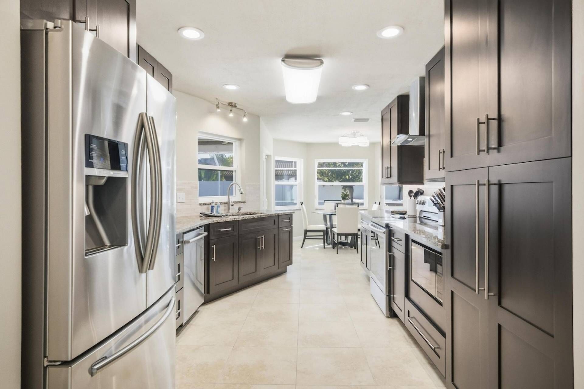 Jääkaappi, mikroaaltouuni, uuni, liesi