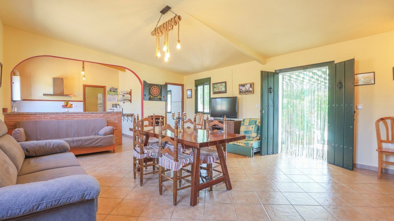 Una televisión, una chimenea, un reproductor de DVD