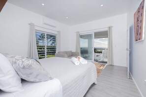 3 bedrooms, iron/ironing board, free WiFi, bed sheets - beachfront, private pool, full kitchen n BBQ, free fast wifi w unlimited data (Matavera District)