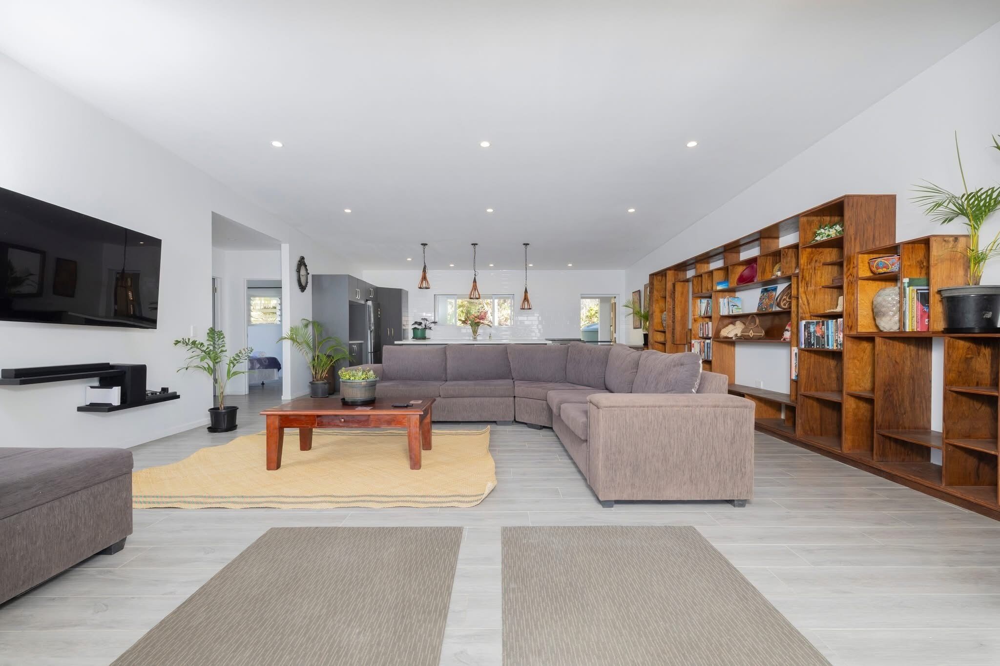 Smart TV, livros, aparelho de som