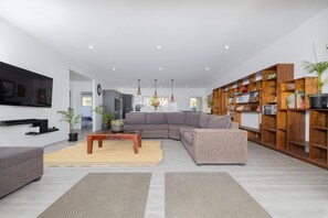 TV connectée, livres, chaîne hi-fi