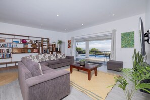 Smart TV, books, stereo - beachfront, private pool, full kitchen n BBQ, free fast wifi w unlimited data (Matavera District)