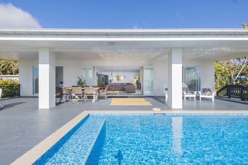 beachfront, private pool, full kitchen n BBQ, free fast wifi w unlimited data